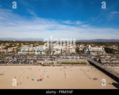 Erhöhten Blick auf den Strand und den Pier Huntington Beach, Orange County, Kalifornien Stockfoto