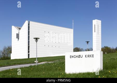 Randers, Dänemark - 5. Mai 2018: Moderne Enghoj Kirche in Randers, Dänemark. Enghoj Kirche wurde im November 1994 geweihten Stockfoto