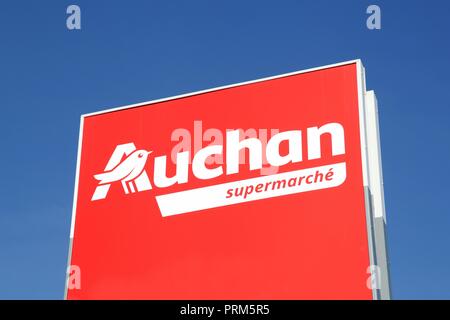 Limas, Frankreich - 14. März 2018: Auchan Supermarkt Logo auf einem Panel. Auchan ist eine französische internationale Retail Group Stockfoto