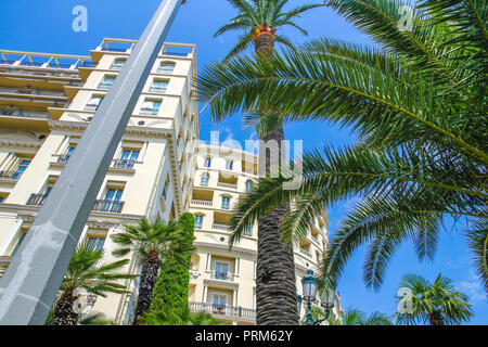 Blick auf die historische Architektur in Monte Carlo, Monaco an einem sonnigen Tag. Stockfoto