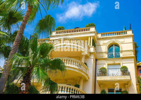 Blick auf die historische Architektur in Monte Carlo, Monaco an einem sonnigen Tag. Stockfoto