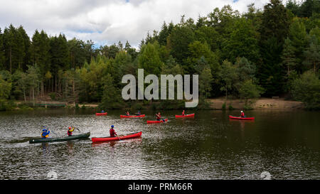 Menschen Kayakng an einem See. Stockfoto