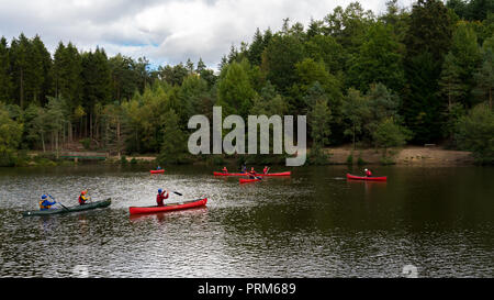 Menschen Kayakng an einem See. Stockfoto