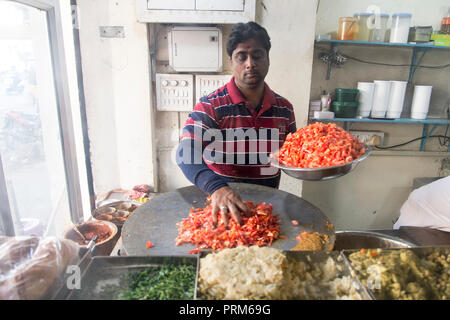 Die Vorbereitung und den Verkauf von indischen Straße Essen in einer Garküche. In Ahmedabad, Gujarat, Indien fotografierte Stockfoto