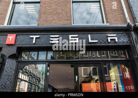 Amsterdam, Holland - 9. September 2018: Tesla Marke und Logo in einer Fassade eines Tesla Motors Auto Dealership in Amsterdam, Holland Stockfoto