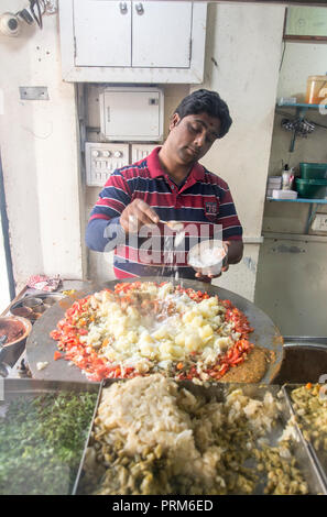 Die Vorbereitung und den Verkauf von indischen Straße Essen in einer Garküche. In Ahmedabad, Gujarat, Indien fotografierte Stockfoto