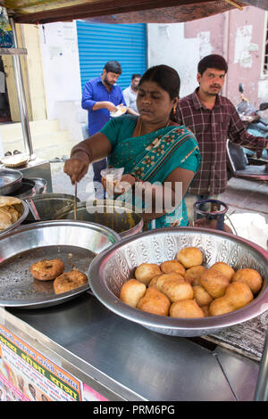 Die Vorbereitung und den Verkauf von indischen Straße Essen in einer Garküche. In Ahmedabad, Gujarat, Indien fotografierte Stockfoto