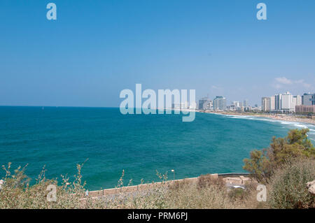 Israel, Tel Aviv Strand und Skyline von Süden gesehen, von Jaffa. Stockfoto