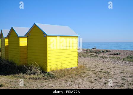 Farbenfrohe, moderne Umkleidekabinen am Strand an der Küste von Littlehampton West Sussex England Großbritannien Stockfoto