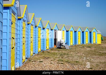 Farbenfrohe, moderne Umkleidekabinen am Strand an der Küste von Littlehampton West Sussex England Großbritannien Stockfoto