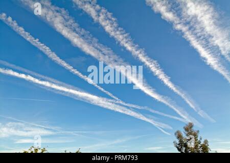 Schwinden die Kondensstreifen vor blauem Himmel Surrey England Großbritannien Stockfoto