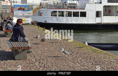 Marktplatz. Helsinki City Transport unterhält Ganzjährige Fährverbindung nach Suomenlinna Hafen. Passagiere und Möwen Stockfoto