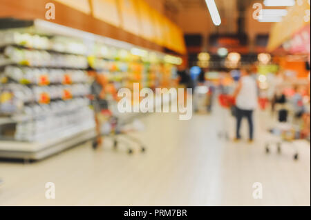 Verschwommen Produkt Regale im Supermarkt. Defokussierten Hintergrund speichern. Stockfoto