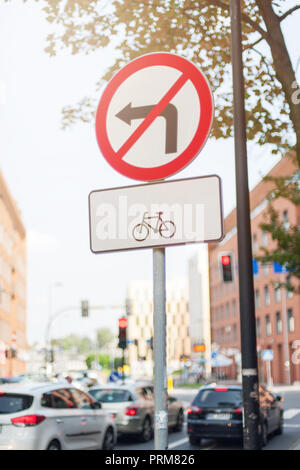 Schild Nicht schalten Sie die Straße nach links Stockfoto