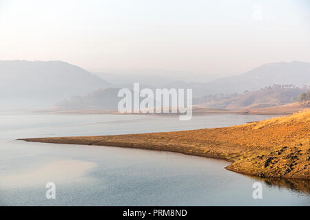 Am frühen Morgen Nebel über Bara Pani See, Siloah, Meghalaya, Indien Stockfoto