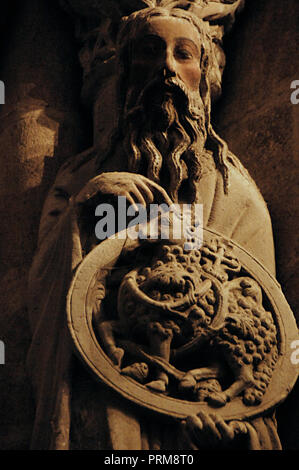 Santiago de Compostela, Provinz La Coruna, Galicien, Spanien. Kathedrale. Das Portal der Herrlichkeit, von Meister Mateo, 1168-1188. Skulptur als Johannes der Täufer, in eine Regenkappe gekleidet, mit einem Agnus Dei. Stockfoto