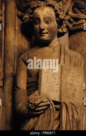 Santiago de Compostela, Provinz La Coruna, Galicien, Spanien. Kathedrale. Das Portal der Herrlichkeit, von Meister Mateo, 1168-1188. Linken Pfosten. Sculptoric detail Johannes der Evangelist. Stockfoto