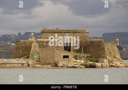 Spanien. Galizien. A Coruna. Schloss von San Anton (Archäologisches und Historisches Museum). Alten Festung, die btween 16.-18. Jahrhunderts zur Verteidigung der Stadt errichtet wurde. Es wurde auch als alte Lazaretto und Gefängnis genutzt. Allgemeine Ansicht. Stockfoto