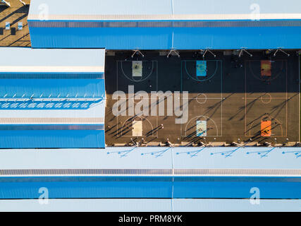 Luftaufnahme von einem Basketballplatz mit Menschen spielen Sport Stockfoto