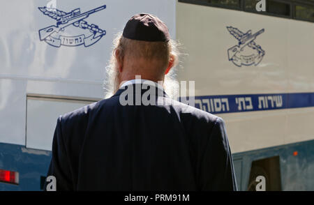 ISRAEL, JERUSALEM - 30. Oktober: Jerusalem ist eine der ältesten Städte der Welt. Mann auf der Straße von Jerusalem am 30. Oktober 2016. Stockfoto