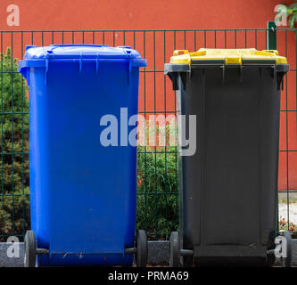 Reihe von Mülltonnen für Wate Mülltrennung und recycling Stockfoto