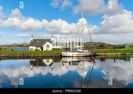 Eine Yacht und Cottage in der crinan Canal an Crinan, Argyll und Bute Schottland wider Stockfoto