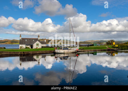 Eine Yacht und Cottage in der crinan Canal an Crinan, Argyll und Bute Schottland wider Stockfoto