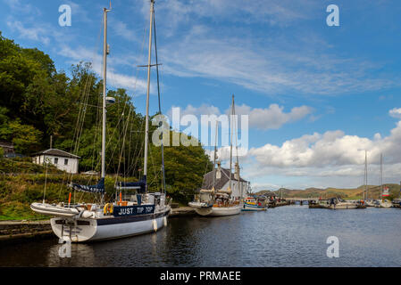 Boote in der crinan Canal Basin an Crinan, Argyll, Schottland Stockfoto