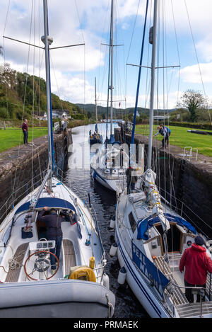 Yachten, die durch Schleusentore auf der Crinan Canal an cairnbaan Schottland Stockfoto