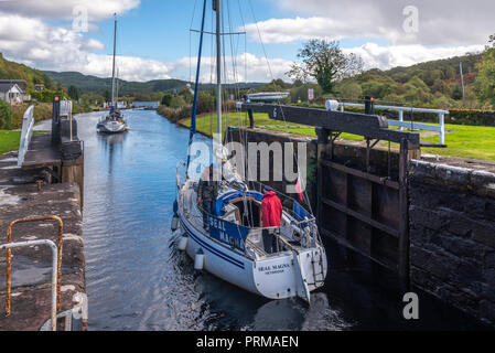 Yachten, die durch Schleusentore auf der Crinan Canal an cairnbaan Schottland Stockfoto