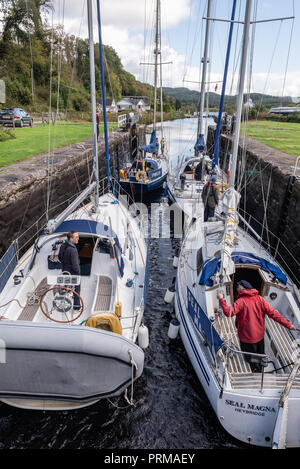 Yachten, die durch Schleusentore auf der Crinan Canal an cairnbaan Schottland Stockfoto