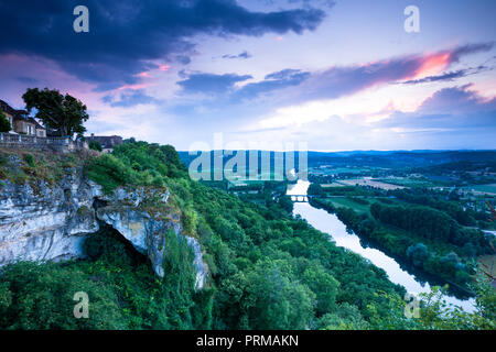 Einen atemberaubenden Blick auf den Sonnenuntergang über dem Fluss Dordogne von Domme Frankreich Stockfoto