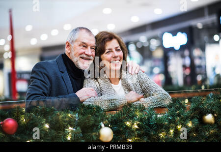 Ein Porträt von Senior paar Läden in der Innenstadt in der Weihnachtszeit. Stockfoto