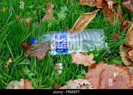 Northampton. Großbritannien 3. Oktober 2018, Essen und Trinken Hausmüll geworfen am Boden und in den Park See, Fotos auf einen 20 Min. Spaziergang im Park getroffen. Stockfoto