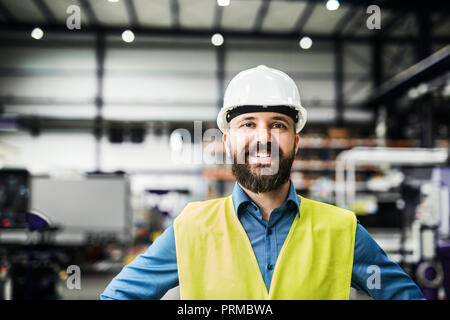 Ein Porträt eines industriellen Mann Ingenieur in einer Fabrik. Stockfoto