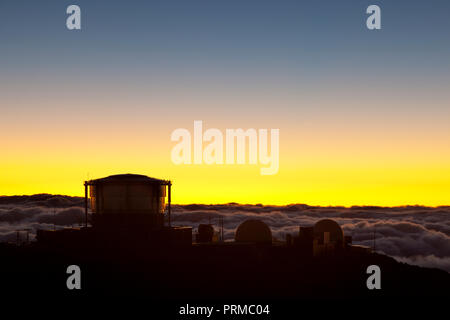 Sonnenuntergang Blick auf die Observatorien auf dem Haleakala auf Maui, Hawaii. Stockfoto