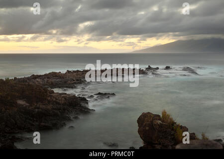 Riffe im Napili Punkt bei Dämmerung in Maui, Hawaii, Molokai im Hintergrund. Stockfoto