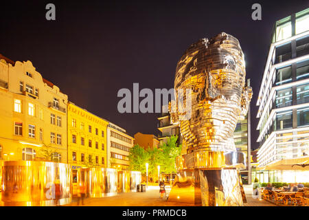 Europa, Tschechien, Böhmen, Prag, drehbaren Kopf Statue des tschechischen Schriftstellers Franz Kafka, von David Cerny am Quadrio shopping Stockfoto
