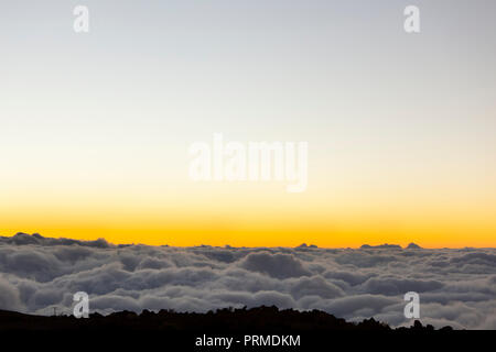 Blick auf den Sonnenuntergang von der Spitze des Haleakala auf Maui, Hawaii. Stockfoto