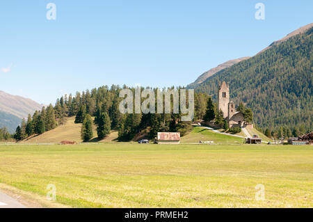 San Gian Kirche mit ihren zerstörten Glockenturm, Celerina, Maloja Region, Kanton Graubünden, Schweiz Stockfoto