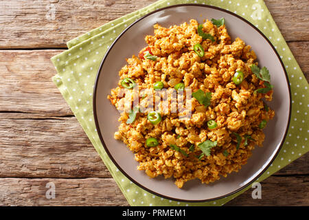 Huhn Keema Hackfleisch Huhn in Zwiebeln, Tomaten gedünstet und mit aromatischen Indische Gewürze closeup auf einer Platte gewürzt. horizontal oben Ansicht von oben Stockfoto