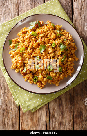 Huhn Keema Hackfleisch Huhn in Zwiebeln, Tomaten gedünstet und mit aromatischen Indische Gewürze closeup auf einer Platte gewürzt. Vertikal oben Ansicht von oben Stockfoto