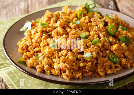 Huhn Keema Hackfleisch Huhn in Zwiebeln, Tomaten gedünstet und mit aromatischen Indische Gewürze closeup auf einer Platte gewürzt. Horizontale Stockfoto