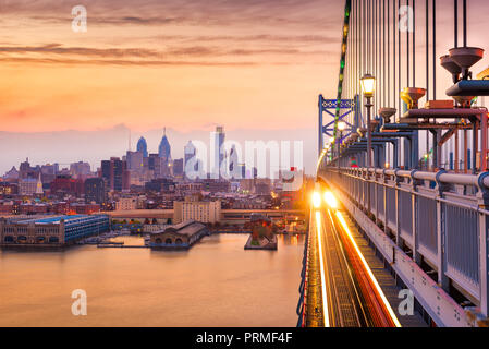 Philadelphia, Pennsylvania, USA Downtown Skyline vom Benjamin Franklin Bridge. Stockfoto