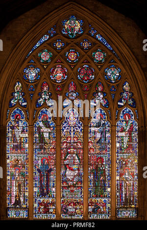 Glasfenster in der Kapelle des St. Etheldreda's Church in London, England, Vereinigtes Königreich. St Etheldreda der Kirche wurde die Stadt Kapelle der Bischöfe von Ely von etwa 1250 bis 1570. Es ist die älteste katholische Kirche in England und einer von nur zwei verbleibenden Gebäuden in London aus der Regierungszeit von Edward I. Es war einmal eine der einflussreichsten Orte in London mit einem Palast der großen Grundstück. Es war wie ein unabhängiger Staat, der Bischof von Ely in London oder Ely Place, wie sie heute genannt werden, und seine Kapelle hat seinen Namen von einem der beliebtesten englischen Heiligen des Tages, Etheldreda. Stockfoto