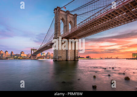 New York, New York, USA, an der Brooklyn Brücke über den East River nach Brooklyn in der Abenddämmerung. Stockfoto