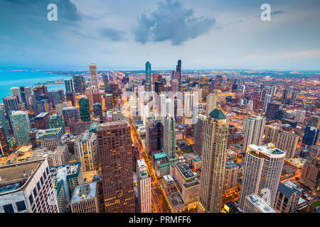 Chicago, Illinois USA Antenne Skyline nach Sonnenuntergang. Stockfoto