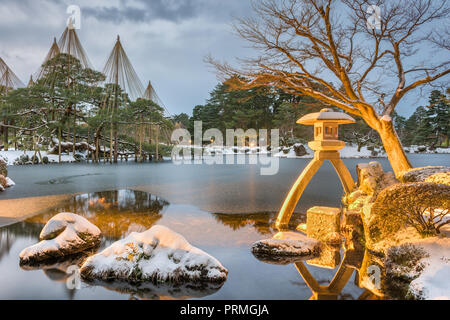 Kanazawa, Japan Winter am Kenrokuen Garten in der Morgendämmerung. Stockfoto