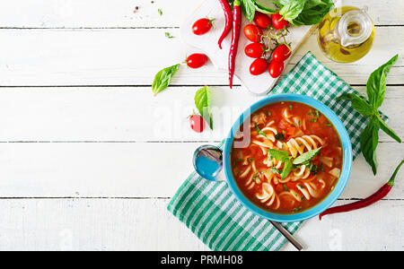 Minestrone, italienische Gemüsesuppe mit Nudeln. Tomaten Suppe. Veganes essen. Ansicht von oben. Flach. Stockfoto