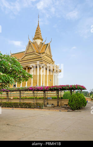 Die wichtigsten Tempel in der Vipassana Dhura Buddhistische Meditation Center mit seinen Garten in Oudong, ehemalige Hauptstadt Kambodschas Stockfoto